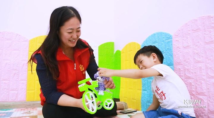 育婴师陪伴宝宝快乐成长。长城网记者 胡晓梅 摄