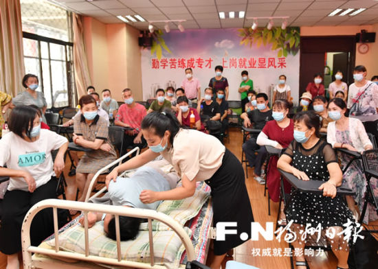 学员们学习如何给病人翻身预防褥疮。记者 叶义斌 摄 学员们学习如何给病人翻身预防褥疮。记者 叶义斌 摄
